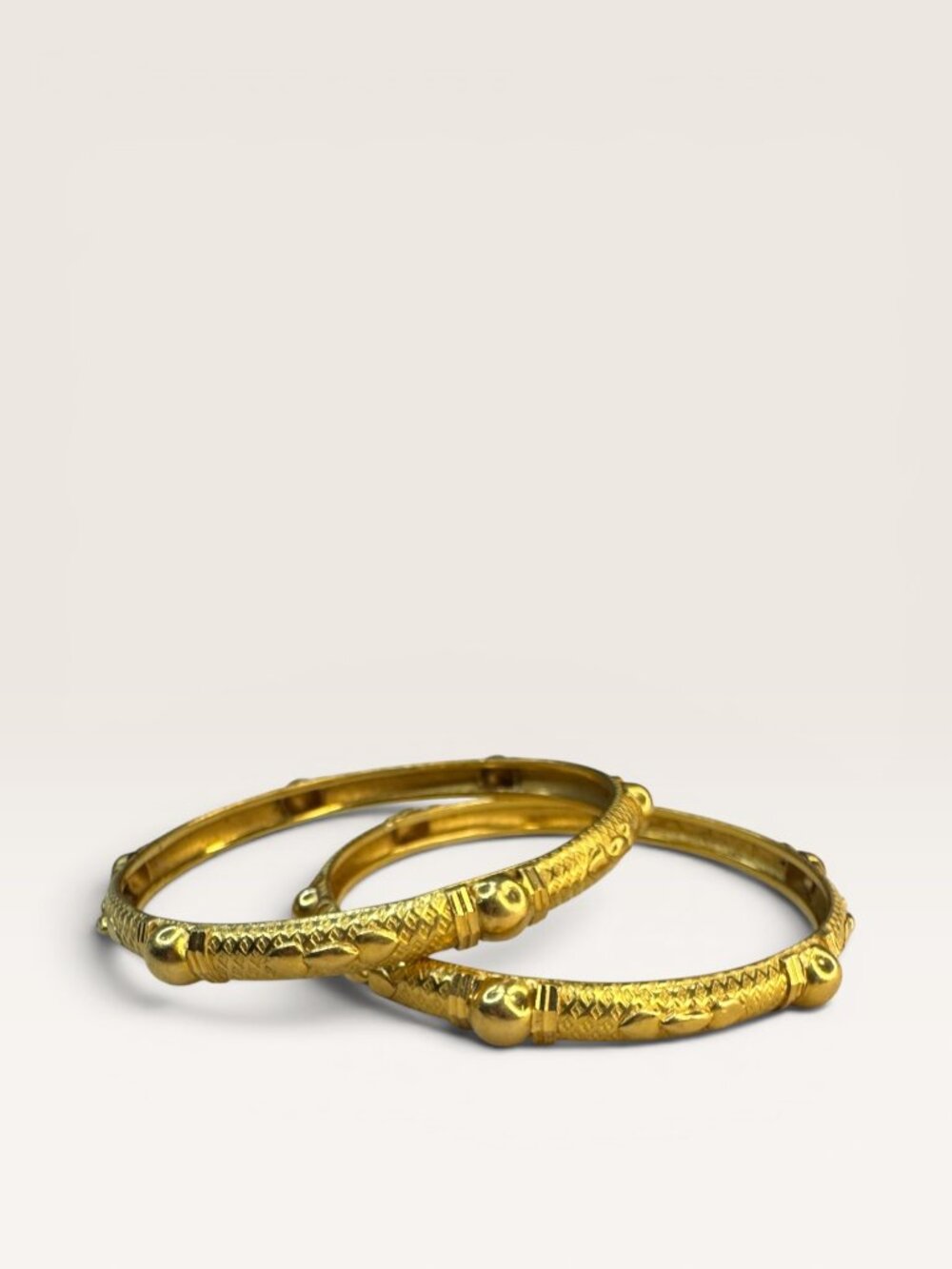 22K Gold Indian Bangle Bracelets Pair Hand Chased KDM Size 7.5 Vintage